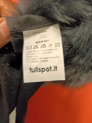 Gilet in pelliccia veste una S. M e borsa