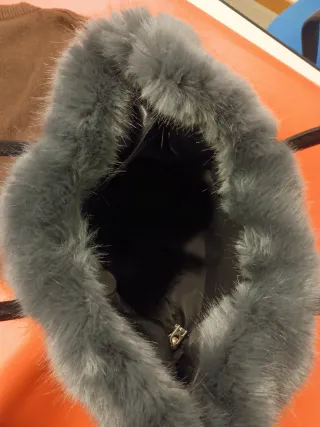 Gilet in pelliccia veste una S. M e borsa