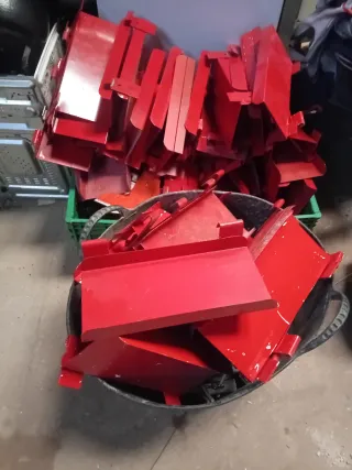 Piezas metálicas rojas