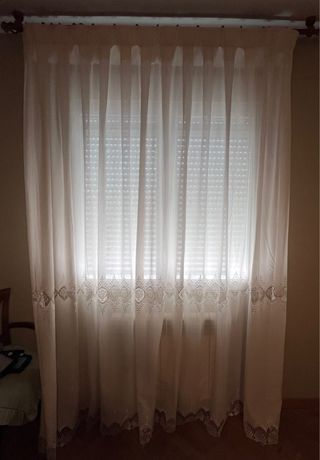 Cortinas blancas con decorado