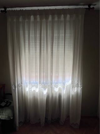 Cortinas blancas con decorado
