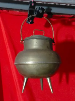 POTE GALLEGO BRONCE Y SOPORTE DE HIERRO FORJADO,