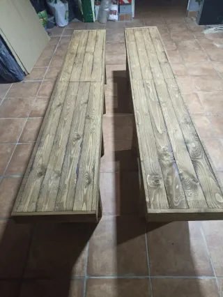 Bancos rústicos de madera