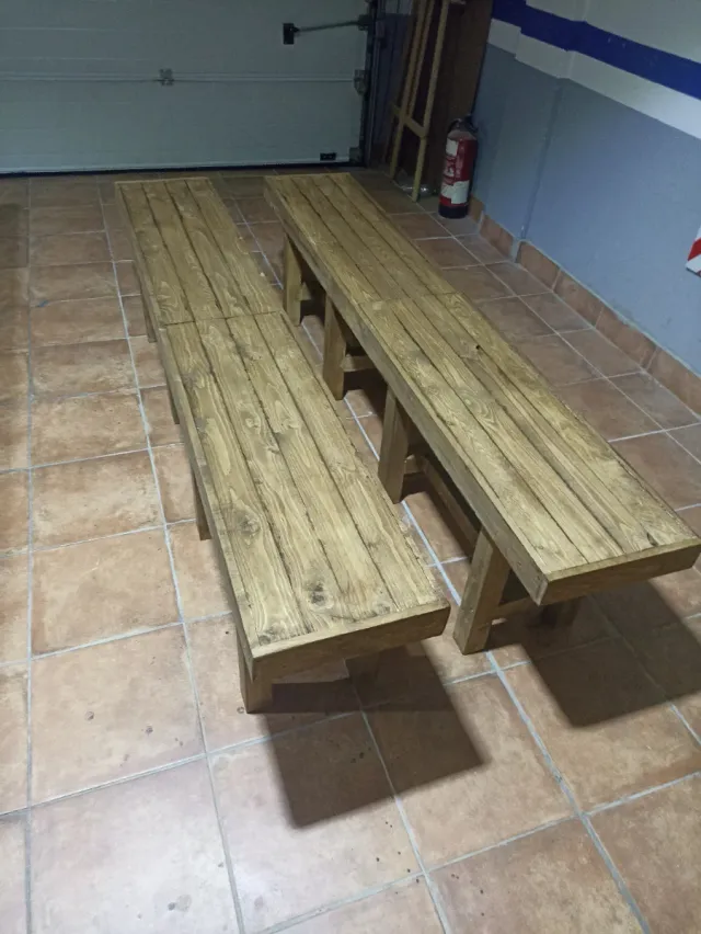 Bancos rústicos de madera