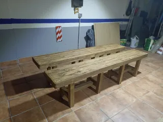 Bancos rústicos de madera