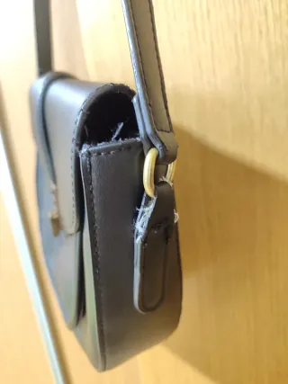 Bolso negro de hombro Mango