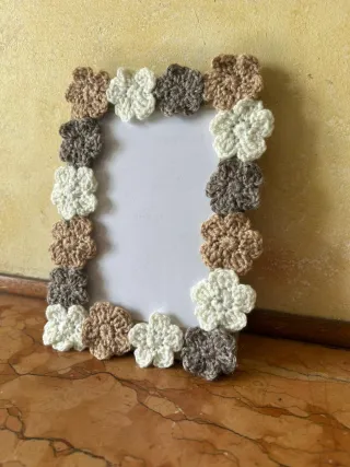 Cornice decorata con fiori all'uncinetto