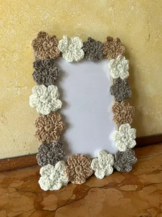 Cornice decorata con fiori all'uncinetto