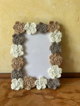Cornice decorata con fiori all'uncinetto