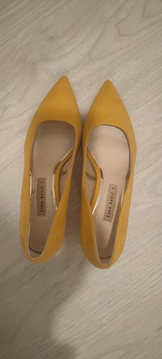 Zapatos de ante mostaza.