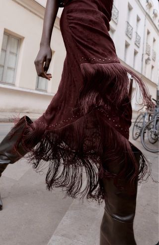 Vestido asimétrico flecos