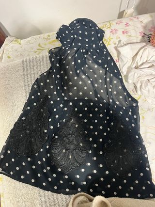 Top de lunares con encaje