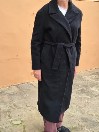 Abrigo de paño negro ligero de peso