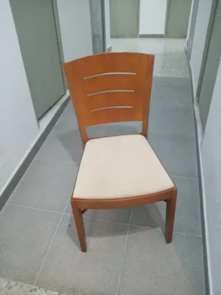 4 Sillas beige y madera