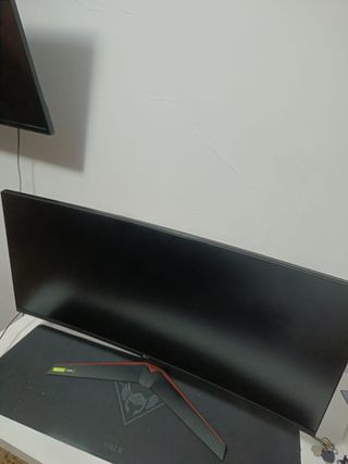 Monitor Gamer Negro y Rojo