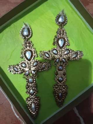 Pendientes grandes cruz pedrería oro multicolor