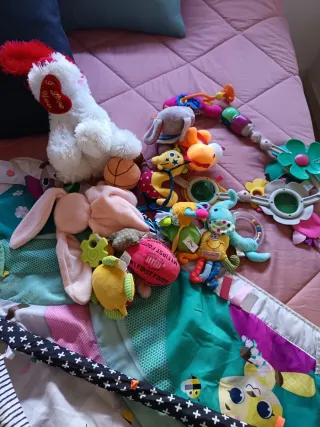 Gimnasio para bebé con juguetes