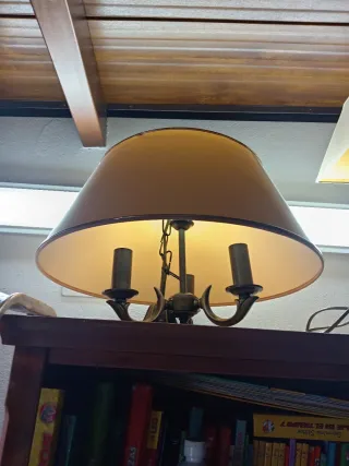 Lámpara de mesa beige y dorada