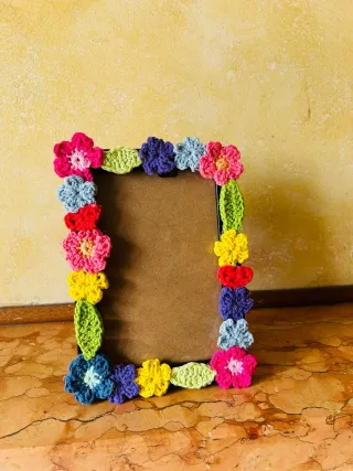 Cornice portafoto decorata con fiori all'uncinetto