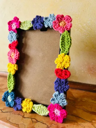 Cornice portafoto decorata con fiori all'uncinetto