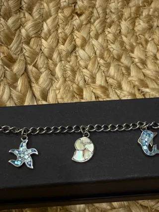 Pulsera de plata con dijes de concha y erizo de ma