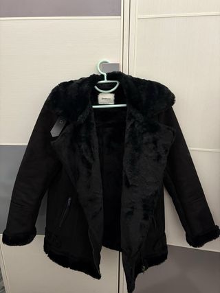 Abrigo Stradivarius pelo negro