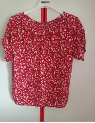 Camicetta rossa con fiorellini bianchi