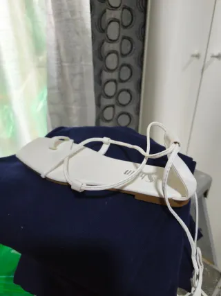 Zapatos de tacón negros con pedrería