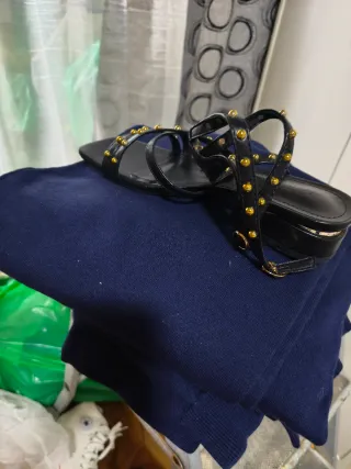 Zapatos de tacón negros con pedrería