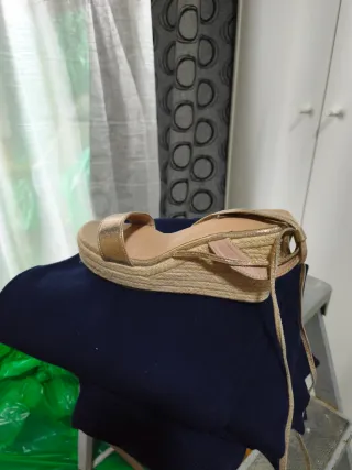 Zapatos de tacón negros con pedrería