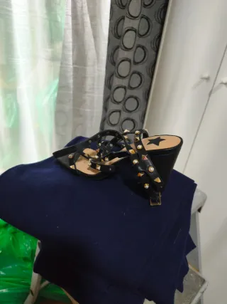 Zapatos de tacón negros con pedrería
