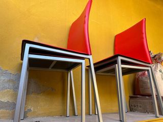 Juego mesa, 2 sillas y 2 taburetes