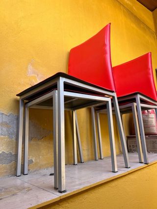 Juego mesa, 2 sillas y 2 taburetes