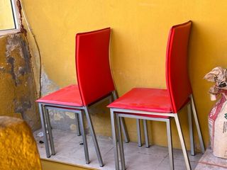 Juego mesa, 2 sillas y 2 taburetes