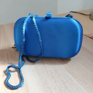 Vestido fiesta y bolso clutch