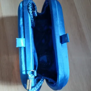 Vestido fiesta y bolso clutch