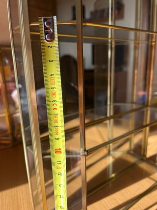 Vitrina de cristal y metal dorada, con espejo de f