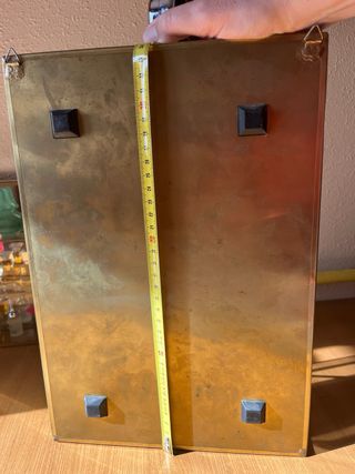 Vitrina de cristal y metal dorada, con espejo de f