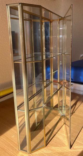 Vitrina de cristal y metal dorada, con espejo de f