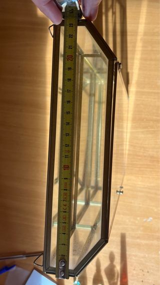 Vitrina de cristal y metal dorada, con espejo de f