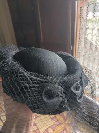 Tocado negro con velo