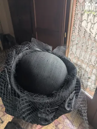 Tocado negro con velo