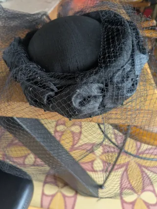 Tocado negro con velo