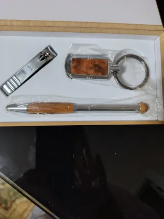 Set Bolígrafo, Llavero y Cortauñas y caja madera