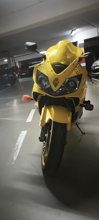 Honda CBR 600f Amarilla