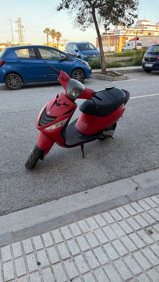 Piaggio Zip 49cc Scooter Roja