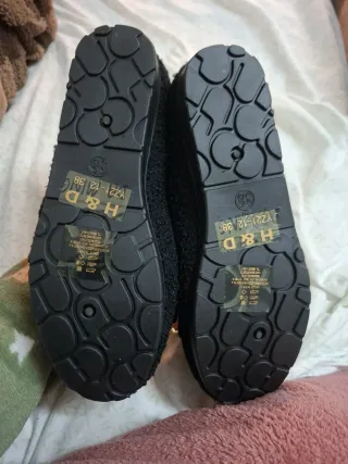 Zapatos negros con cadena dorada