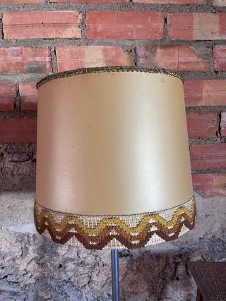 Mesilla auxiliar con lámpara