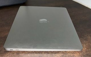 MacBook Air 2020 con caja y cargador