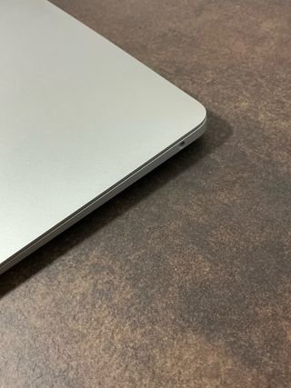 MacBook Air 2020 con caja y cargador